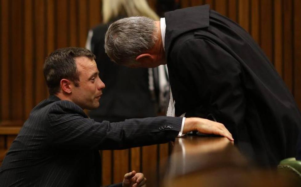 Assistito dal legale Barry Roux, Pistorius non riesce a trattenere le lacrime. Epa